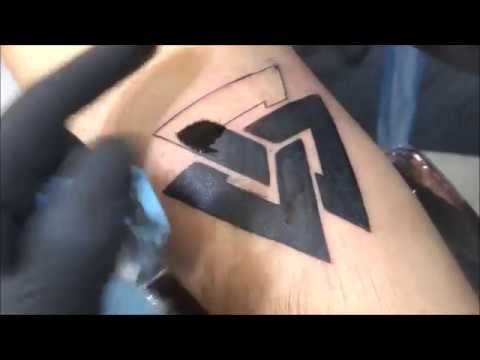 Significado del tatuaje de tres triángulos entrelazados