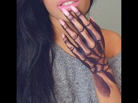 Significado del tatuaje de huesos en la mano