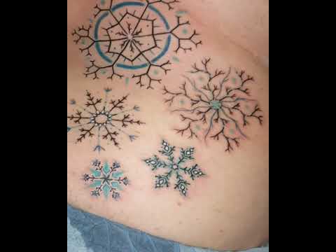 Significado del tatuaje de copos de nieve